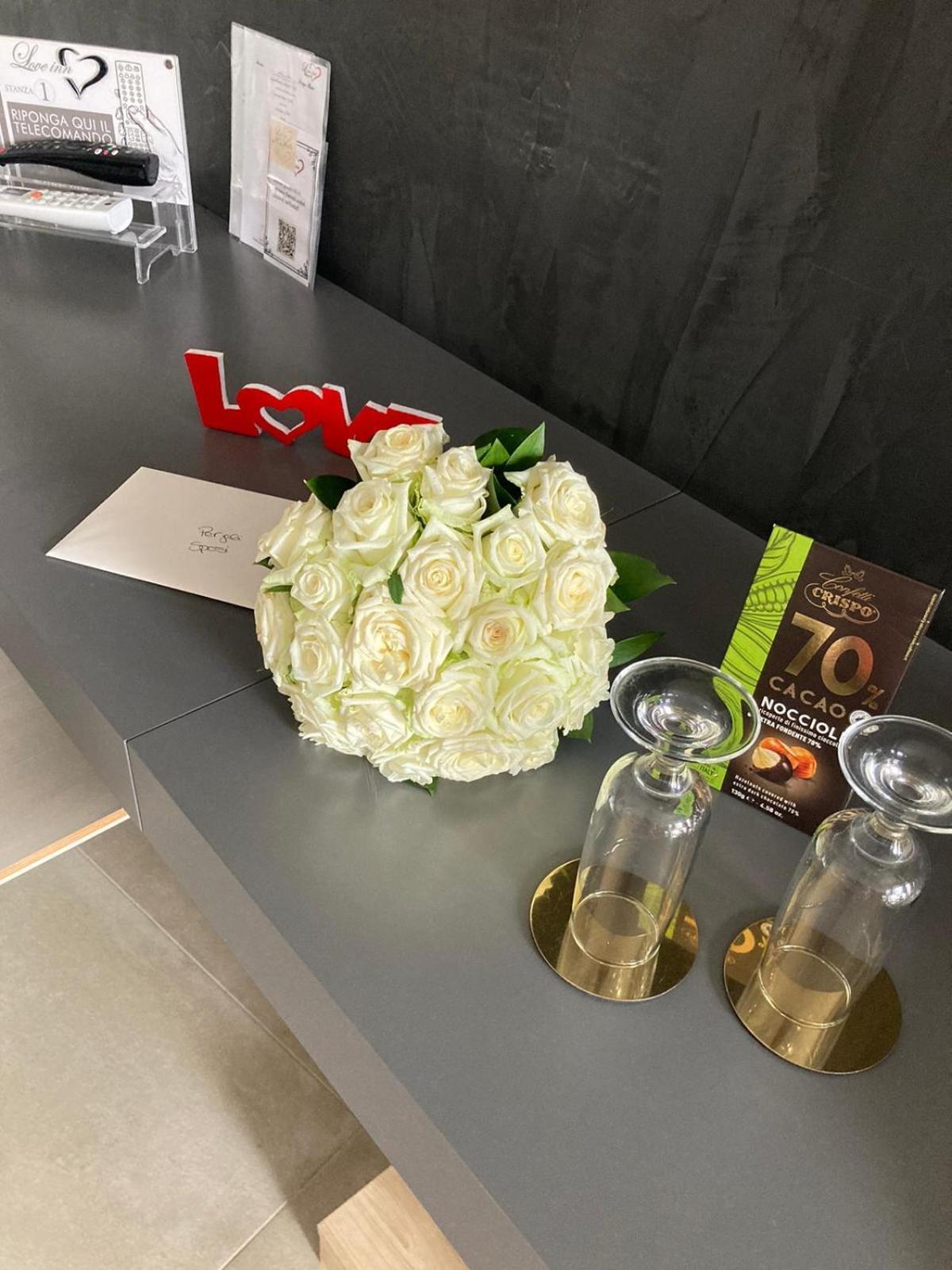 Love Inn Помпеи Экстерьер фото